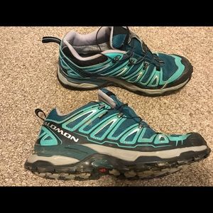 Salomon hiking shoe sz9
